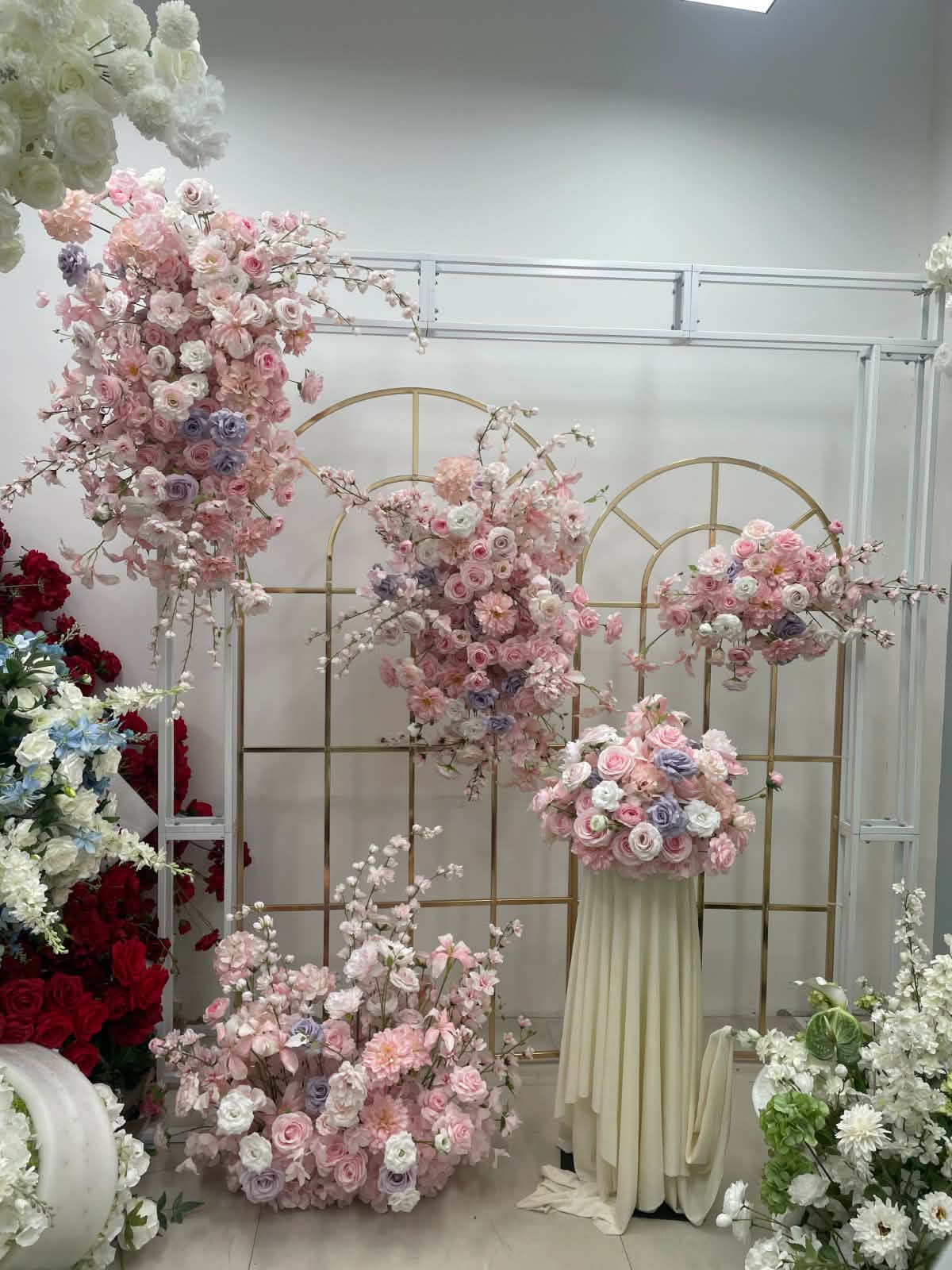 Location du set de 5 bouquets de fleurs roses pour arche et centre de table