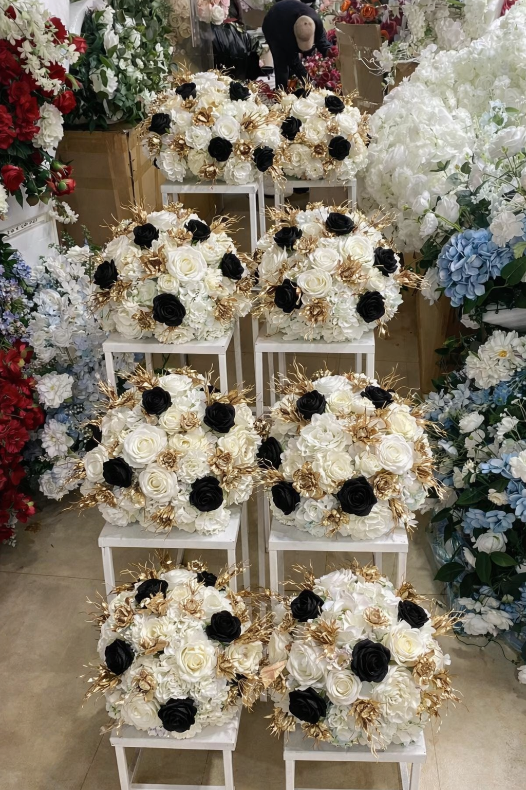 Location de fleurs blanche noir et doré 45cm pour centre de table