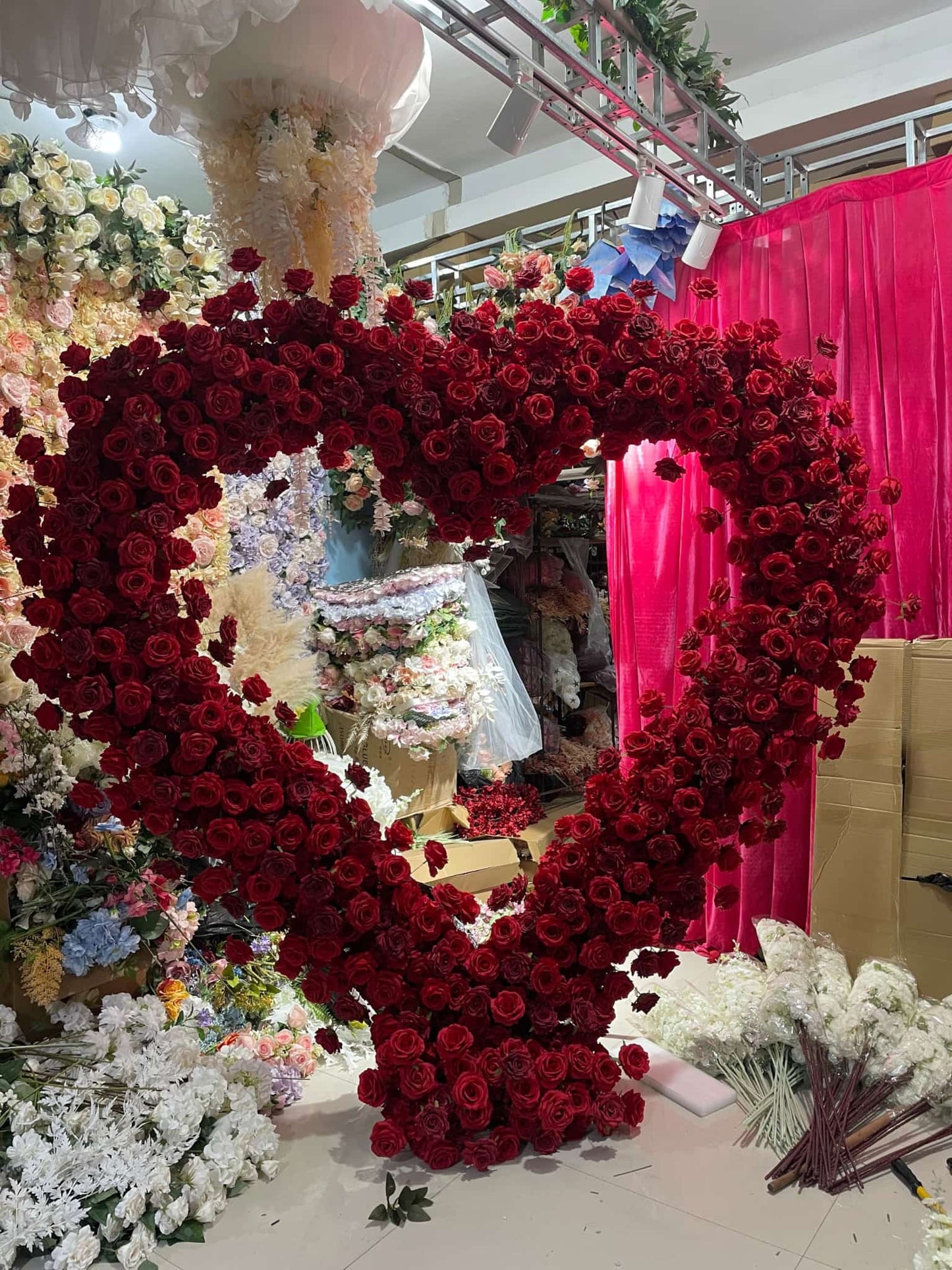 Location de fleurs rouges en coeur de 250 cm