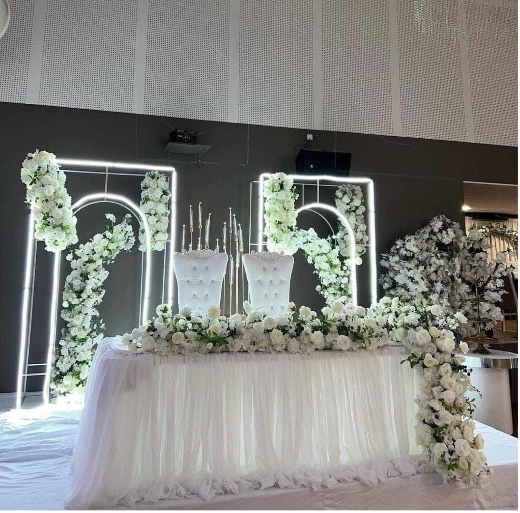 Location colonne de fleurs verte blanche