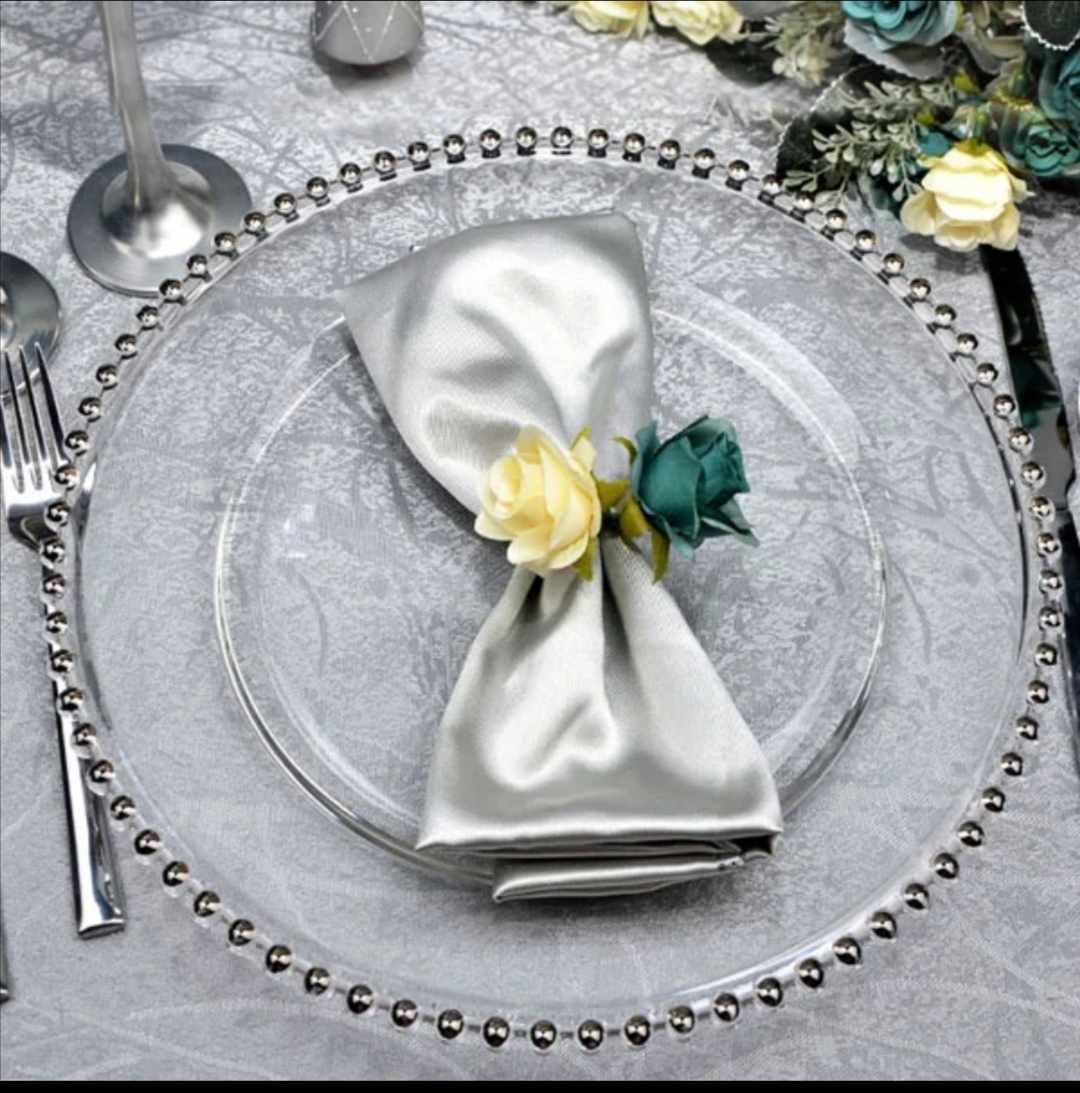 Location de sous-assietes transparents en verre avec bordure argent